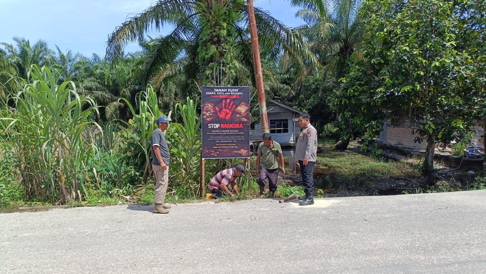 Melalui Spanduk Berisi Pesan Pencegahan, Polsek Tanah Putih Mendorong Warga untuk Bersama-sama Melawan Peredaran Narkoba